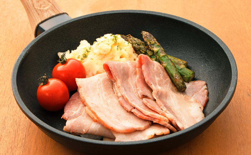 十勝の無添加豚 ウインナー・白ソーセージ20本前後とベーコンブロック300gセット 計740g［うらがみミート］ 無塩せき 保存料・結着剤不使用【 ソーセージ ウィンナー ベーコン 肉 豚 国産 惣菜 おつまみ 料理 燻製 加工品 北海道 十勝 幕別 】