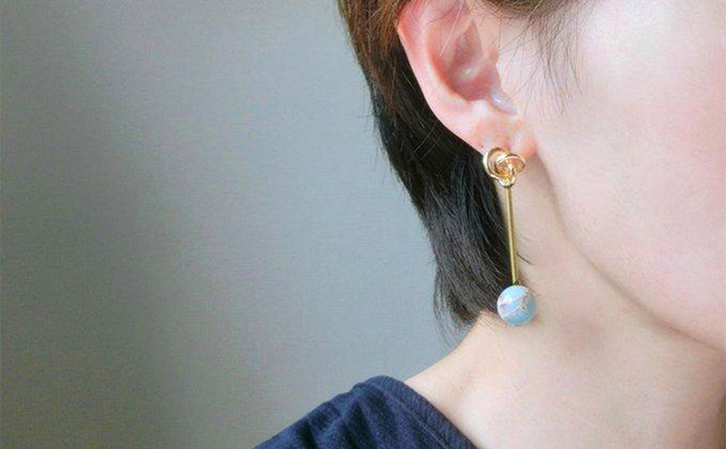 loose knot ピアス アクセサリー 1個【シンプル ブルー ブラウン 天然石 ゴールド 2way クール シャープ 可愛い ギフト プレゼント ハンドメイド 手作り  職人 上品 華やか  ドレス 大人の雰囲気  ラッピング 母の日 結婚式 Q 北海道 幕別町】