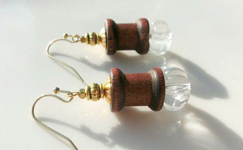 wood spool ピアス アクセサリー 1個【シンプル クリスタル 木製 天然石 ゴールド クール シャープ 可愛い ギフト プレゼント ハンドメイド 手作り  職人 上品 華やか  ドレス 大人の雰囲気  ラッピング 母の日 結婚式 Q 北海道 幕別町】