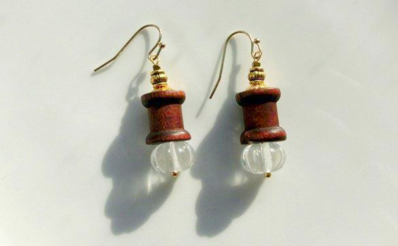 wood spool ピアス アクセサリー 1個【シンプル クリスタル 木製 天然石 ゴールド クール シャープ 可愛い ギフト プレゼント ハンドメイド 手作り  職人 上品 華やか  ドレス 大人の雰囲気  ラッピング 母の日 結婚式 Q 北海道 幕別町】