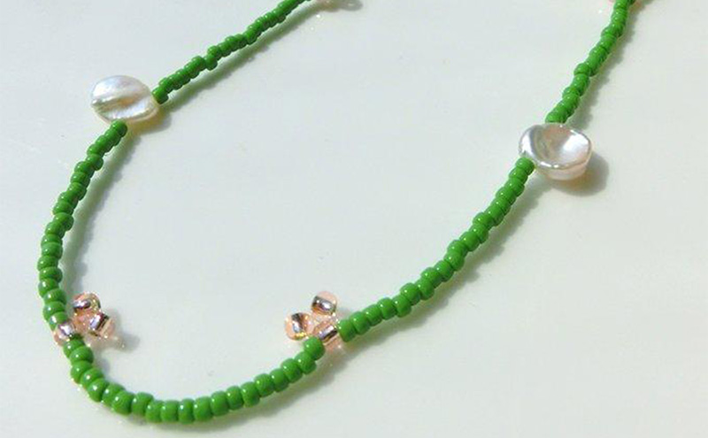 peace necklace -green & pearl- ネックレス アクセサリー 1個【シンプル グリーン ピンク パール ビーズ 可愛い ハンドメイド 手作り  職人 上品 大人な雰囲気 ギフト プレゼント ラッピング 結婚式 普段使い Q 北海道 幕別町】
