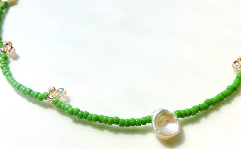 peace necklace -green & pearl- ネックレス アクセサリー 1個【シンプル グリーン ピンク パール ビーズ 可愛い ハンドメイド 手作り  職人 上品 大人な雰囲気 ギフト プレゼント ラッピング 結婚式 普段使い Q 北海道 幕別町】