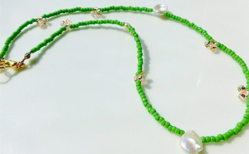 peace necklace -green & pearl- ネックレス アクセサリー 1個【シンプル グリーン ピンク パール ビーズ 可愛い ハンドメイド 手作り  職人 上品 大人な雰囲気 ギフト プレゼント ラッピング 結婚式 普段使い Q 北海道 幕別町】