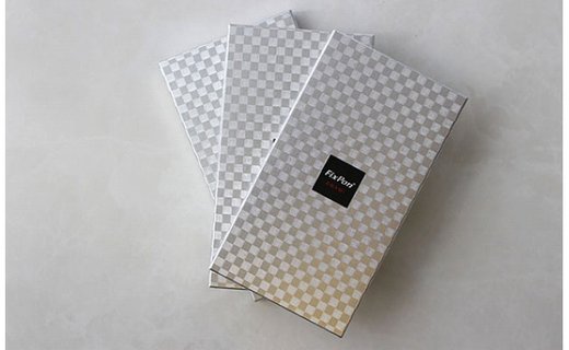 【ギフト用】本場奄美大島紬ポケットチーフ 龍郷柄（黄）ツーピークスタイプ　A018-005